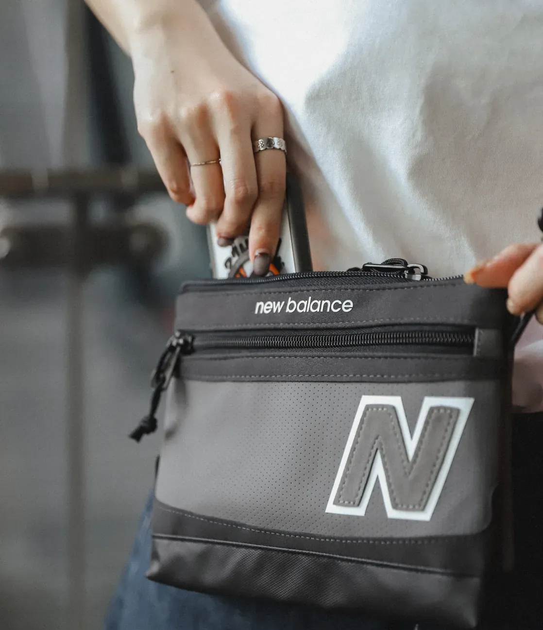 NEW BALANCE LEGACY SHOULDER BAG【LAB23106CAS】